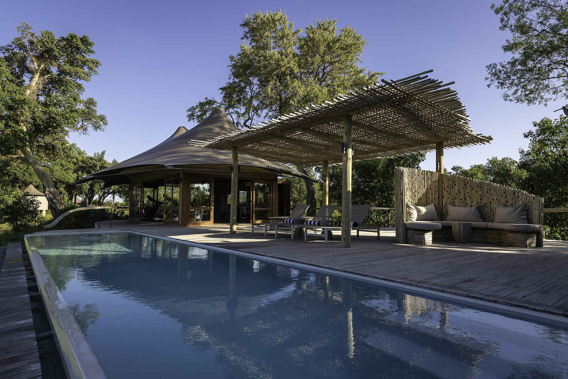 Big Five, Botswana, Luxus, Mombo Camp, Okavango, Okavango-Delta, Mombo, Liegen, Pool, Schwimmen, Swimming Pool, Afrikarma, Afrikarma Safaris, afrikarma Safaris - Wildnis. Hautnah., Afrikarma.de