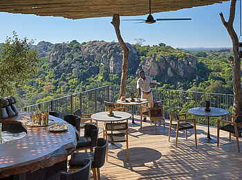 Singita Pamushana Lodge: Kellner auf dem Deck