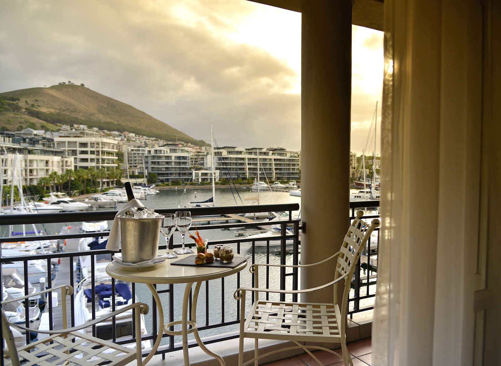 Cape Grace Hotel: Superior Room Terrace Cape Grace Hotel: Superior Room Terrace