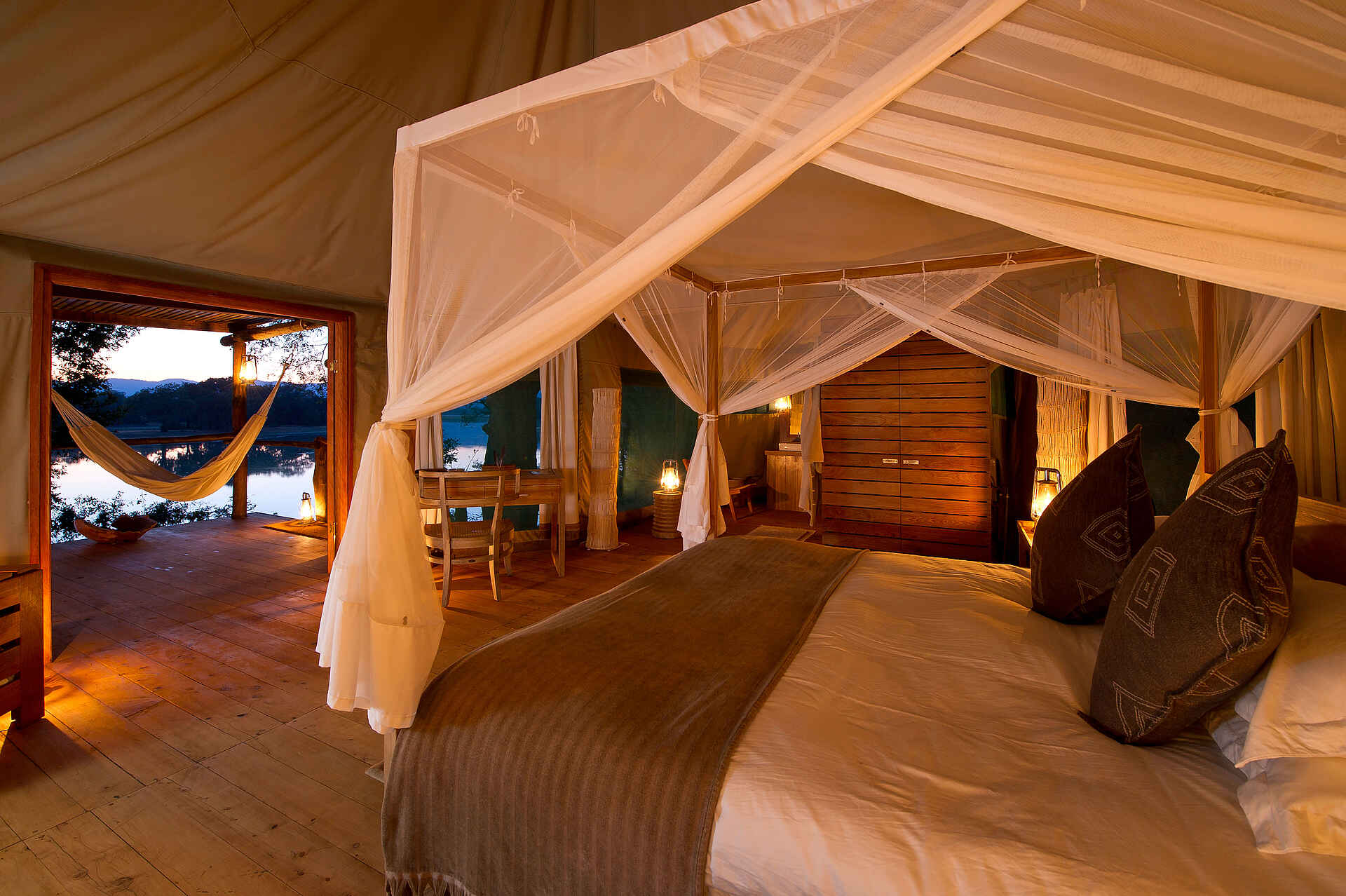 Chindeni Bushcamp: Schlafraum Bushcamp Company, Chindeni Bushcamp, Game Drive, Lagune, Luangwa River, Luangwa-Tal, South Luangwa National Park, Walking Safari, Doppelbett, Moskitonetz, Private Veranda, afrikarma, afrikarma Safaris, afrikarma.de, Andy Hogg, Paul Allen