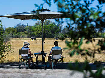 Little Machaba Camp: Sitzbereich vor der Hauptlodge