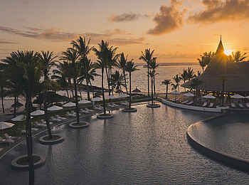 LUX Belle Mare: Der Pool bei Sonnenuntergang LUX Belle Mare: Der Pool bei Sonnenuntergang