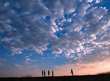 Robin Pope Safaris: Sundowners am Ende einer Walking Safari