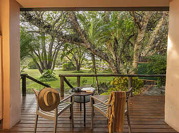 Sedia-Riverside-Hotel: Terrasse mit Gartenblick