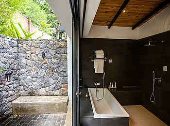 The Retreat Hotel: Luxury Pool Villa Bad und Außendusche The Retreat Hotel: Luxury Pool Villa Bad und Außendusche