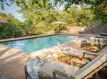 Thornybush Game Lodge: Liegen am Pool Thornybush Game Lodge: Liegen am Pool