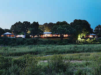 MalaMala Rattrays Camp: Die Hauptlodge von weitem MalaMala Rattrays Camp: Die Hauptlodge von weitem