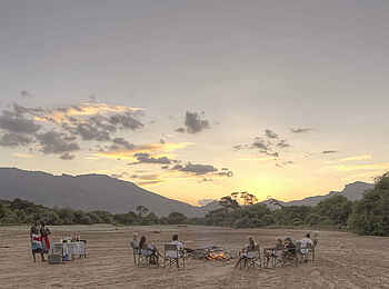 Sarara Tree: Lager im Flussbett Sarara Tree: Lager im Flussbett