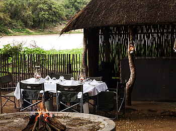 Simbavati River Lodge: Gedeckter Tisch mit Laternen