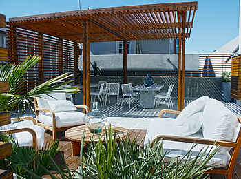 Swakopmund Luxury Suites: Sala im Innenhof