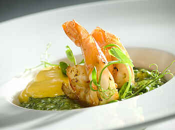 Cape Grace Hotel: Grilled prawns, green risotto and spiced mango foam Cape Grace Hotel: Grilled prawns, green risotto and spiced mango foam