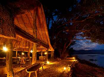 Chamilandu Bushcamp: Abendbeleuchtung Chamilandu Bushcamp: Abendbeleuchtung