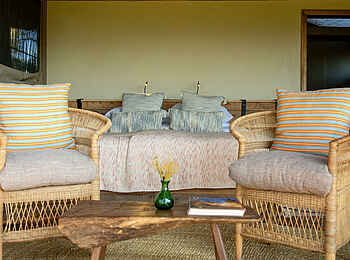 Kisima Ngeda Camp: Gästeunterkunft mit Sitzecke Kisima Ngeda Camp: Gästeunterkunft mit Sitzecke