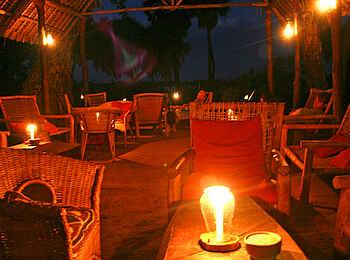 Lake Manze Camp: Lounge am Abend Lake Manze Camp: Lounge am Abend