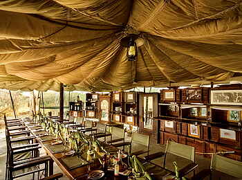 Meno a Kwena Camp: Im Dining Tent Meno a Kwena Camp: Im Dining Tent