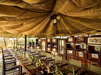 Meno a Kwena Camp: Im Dining Tent