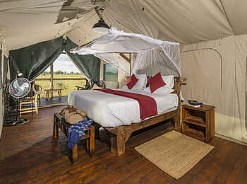 Mogogelo Camp: Gästezelt mit Doppelbett Mogogelo Camp: Gästezelt mit Doppelbett