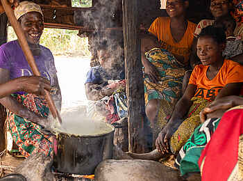 Mt Gorongosa Community Camp: Besuch des Dorfes Mt Gorongosa Community Camp: Besuch des Dorfes