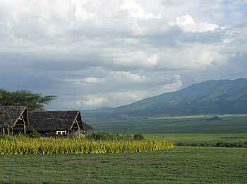 Olduvai Camp: Gästechalets vor dem Lemakarot-Vulkan