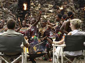 Phinda Mountain Lodge: Einheimische Tanzgruppe Phinda Mountain Lodge: Einheimische Tanzgruppe