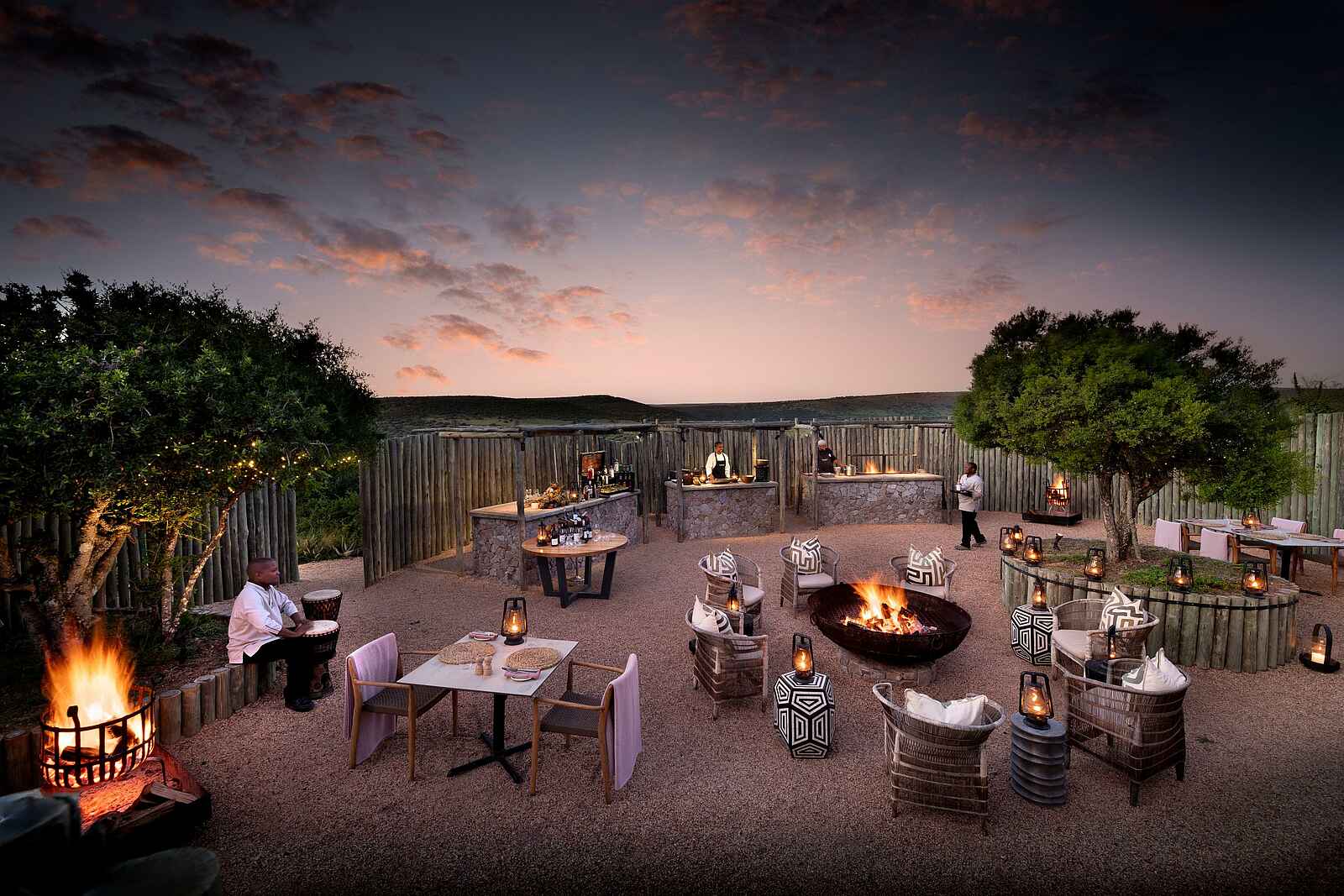 Sindile Luxury Tented Camp: Dinner in der Boma Sindile Luxury Tented Camp: Dinner in der Boma