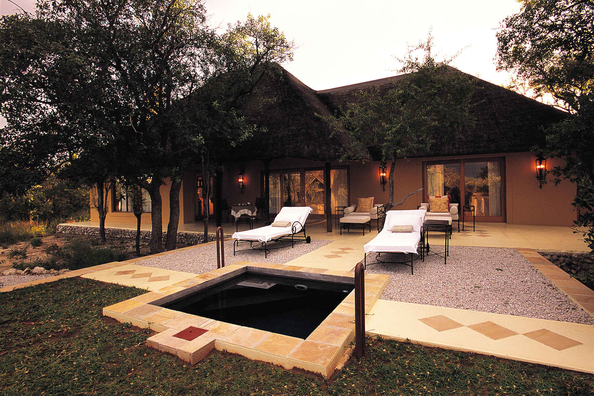 Etosha, Etosha Nationalpark, Mushara, Mushara Lodge, Namibia, Villa Mushara, Aussenansicht, Himmel, Liegen, Terrasse, Villa, Afrikarma, Afrikarma Safaris, Afrikarma Safaris - Wildnis. Hautnah., afrikarma.de, Wasser