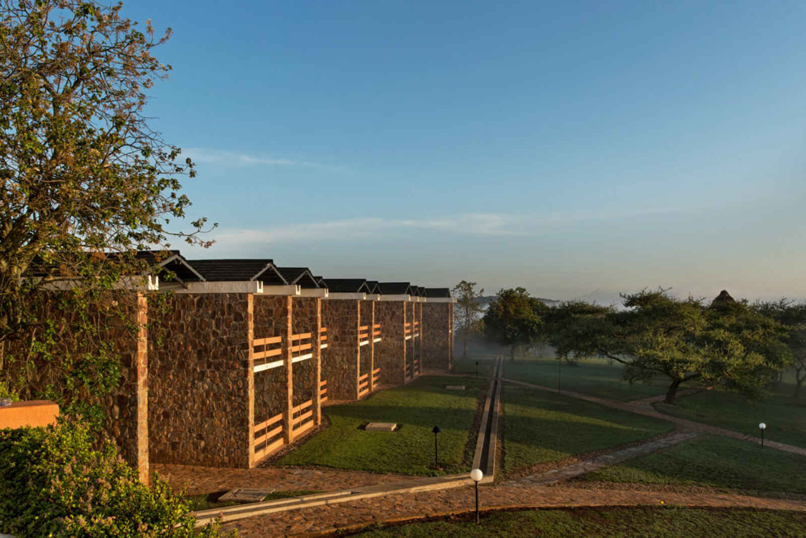 Akagera Game Lodge: Zimmerblock im Garten Akagera Game Lodge: Zimmerblock im Garten