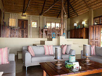 Blue Zebra Island Lodge: Lounge und Essbereich im Superior Family Cottage