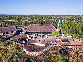 Deka Camp: Hauptgebäude mit Boma Deka Camp: Hauptgebäude mit Boma