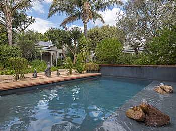 Founders Lodge by Mantis: Pool im Innenhof Founders Lodge by Mantis: Pool im Innenhof