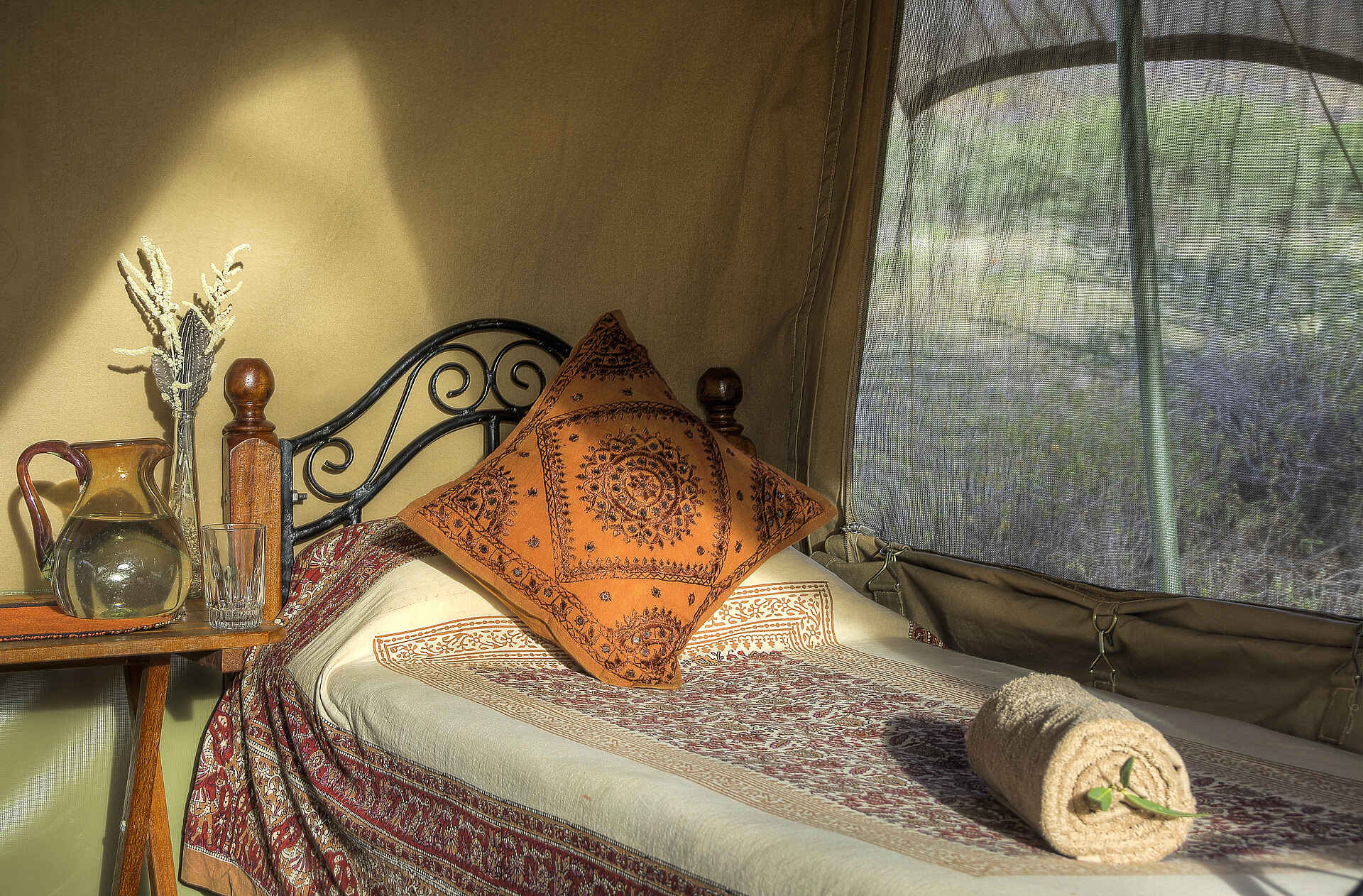 Koros Camp: Sonne auf einem Bett Koros Camp: Sonne auf einem Bett