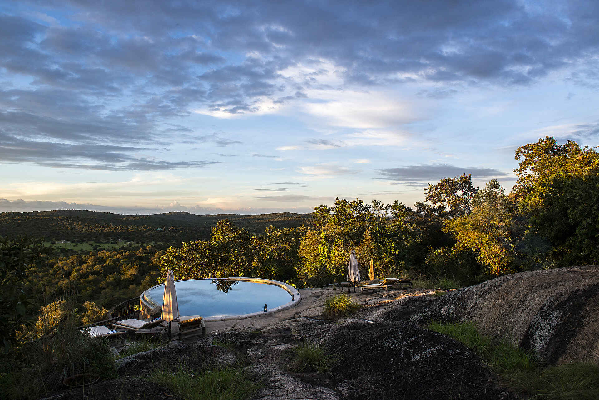 Mihingo Lodge: Pool mit Landschaft