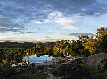 Mihingo Lodge: Pool mit Landschaft Mihingo Lodge: Pool mit Landschaft