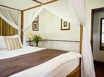 Mt. Meru Game Lodge: Doppelbett und Zugang zum Bad