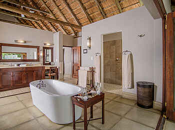 Savanna Lodge: Großes Badezimmer der Savanna Suite Savanna Lodge: Großes Badezimmer der Savanna Suite