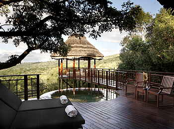 Thanda Safari Lodge: Hölzernes Deck mit Aussichtsplattform Thanda Safari Lodge: Hölzernes Deck mit Aussichtsplattform