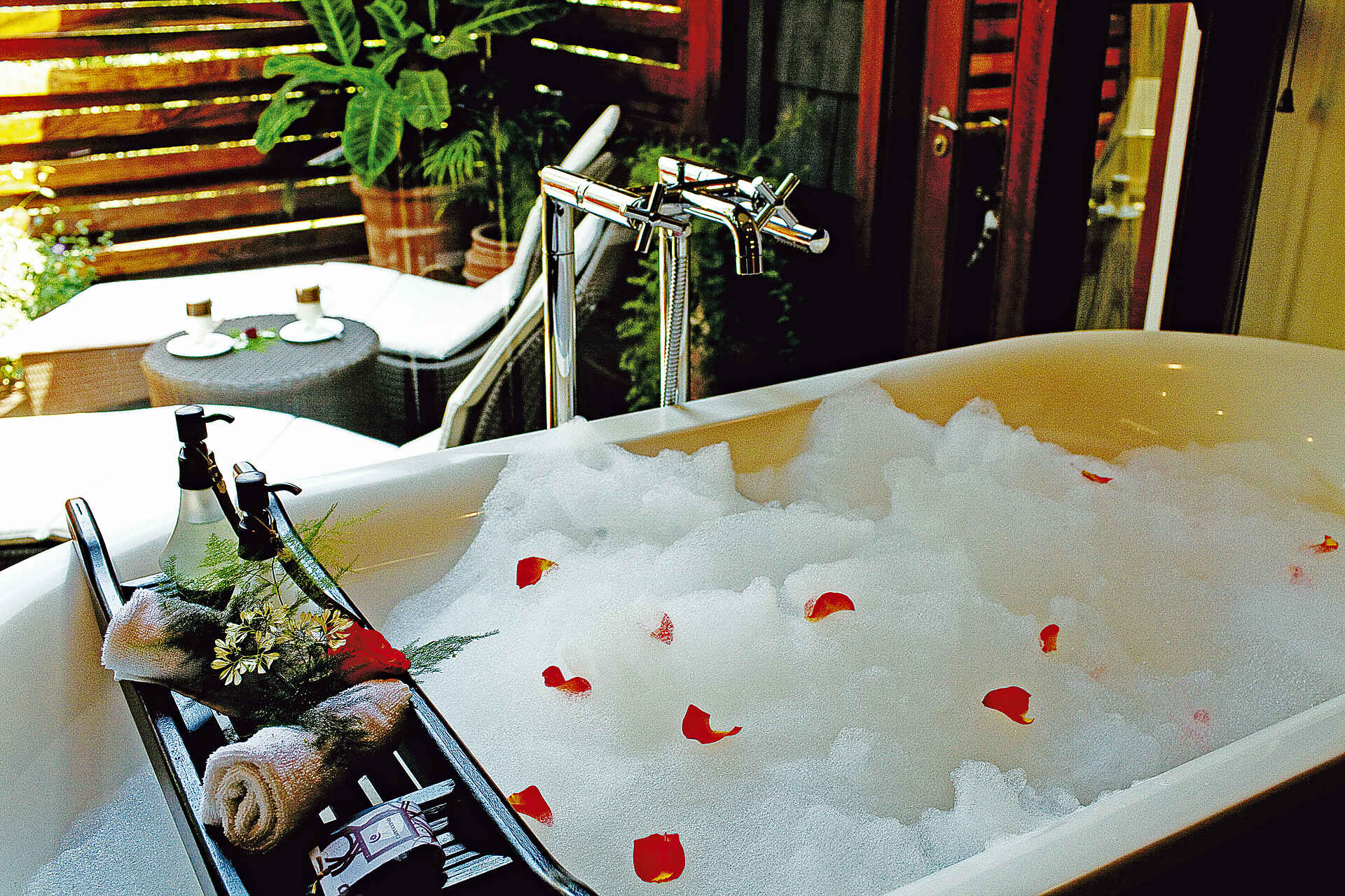 africa, afrika, afrikarma, arusha, arusha coffee lodge, arusha national park, arusha-nationalpark, auszeichnung, award, besichtigung, bilder, buchen, buchung, bÃ¼ffel, coffee, coffee plantation, elefant, elewana, elewana collection, familie, galerie, guided walk, information, informieren, kaffee, kaffeeplantage, kinder, lÃ¶we, nachhaltigkeit, ngorongoro crater national park, ngorongoro-krater, nordtansania, north tanzania, northern tanzania, plantage, plantation, reise, reisen, reiseveranstalter, safari, spa, tansania, tanzania, urlaub, verkostung, vollpension, wandern, wanderung, wellness, www.afrikarma.de, bad, baden, badewanne, badezimmer, gÃ¤steunterkunft, guest building, guest facilities, schaumbad, unterkunft