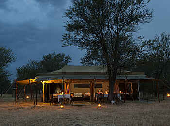 Bologonya Under Canvas: Hauptzelt am Abend