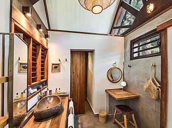 Constance Tsarabanjina: Im Bad Constance Tsarabanjina: Im Bad