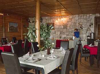 Cormoran Lodge: Speisebereich mit Buffet