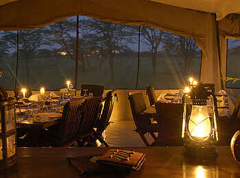 Kicheche Bush Camp: Speisebereich im Kerzenschein