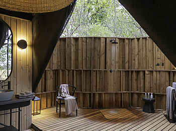 Kiri Camp: Die Außendusche Kiri Camp: Die Außendusche