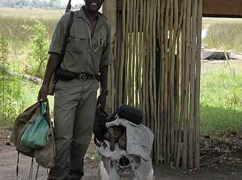 Kujwana Camp: Ranger mit Gepäck