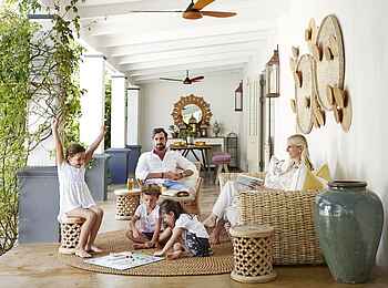 La Cle des Montagnes: Spielnachmittag auf der Terrasse der Villa La Grange La Cle des Montagnes: Spielnachmittag auf der Terrasse der Villa La Grange