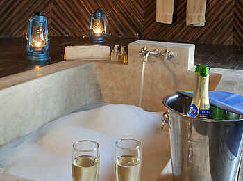 Luangwa River Camp: ins Deck eingelassene Wanne Luangwa River Camp: ins Deck eingelassene Wanne