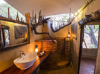Mukambi Fig Tree Bush Camp: Ein luftiges en-suite Bad
