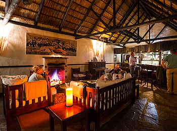 Mukambi Safari Lodge: Main Lounge mit Kaminfeuer Mukambi Safari Lodge: Main Lounge mit Kaminfeuer