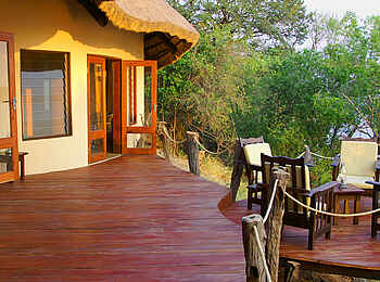 Mukambi Safari Lodge: River Deck der Familienvilla Mukambi Safari Lodge: River Deck der Familienvilla