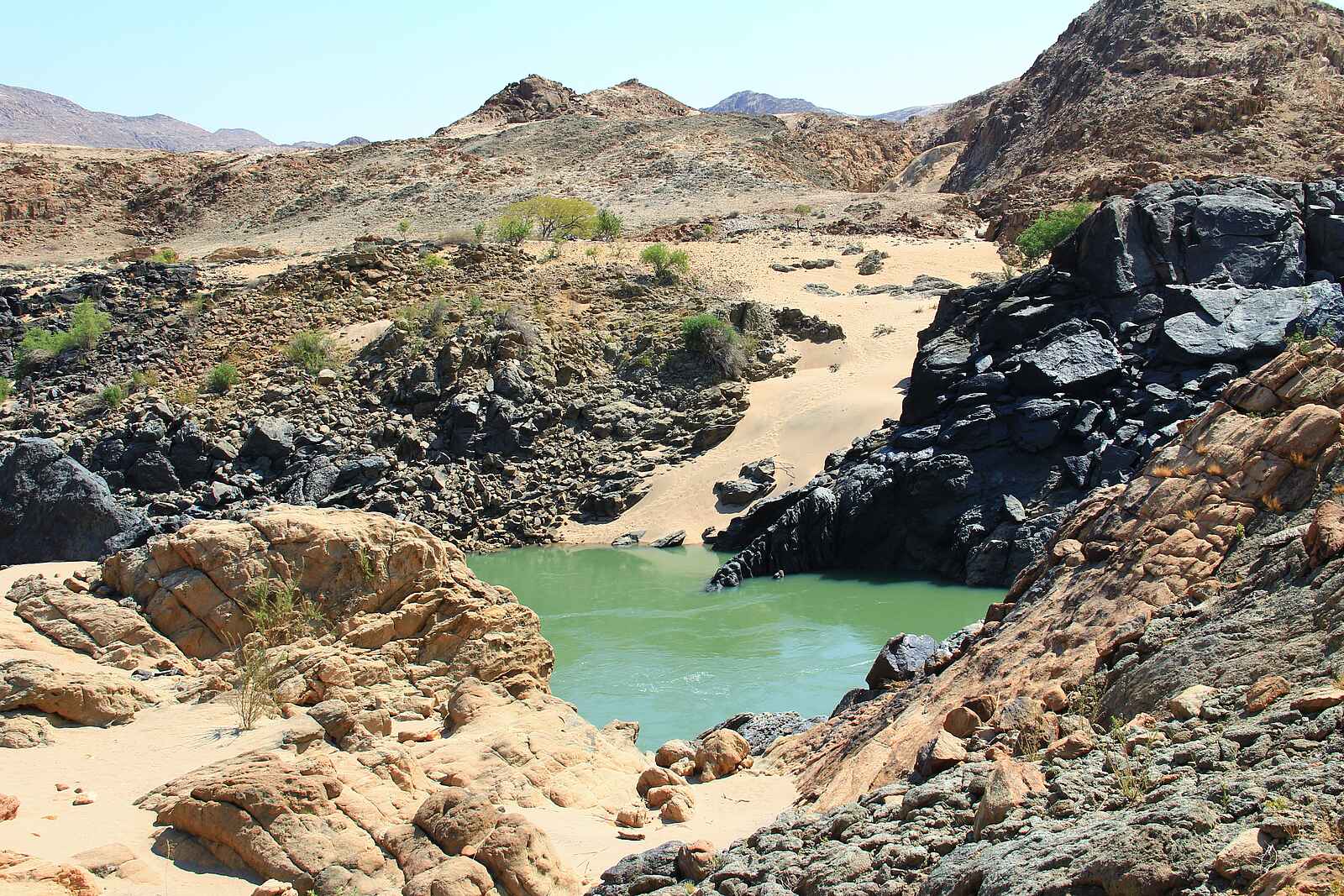 Okahirongo River Camp: Felsen und Fluss Okahirongo River Camp: Felsen und Fluss