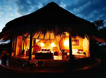 Okonjima Bush Camp: Chalet bei Nacht